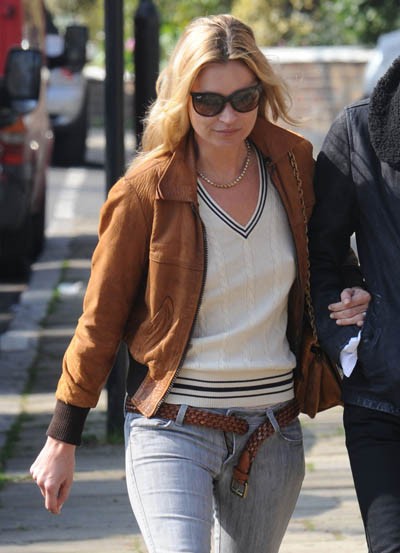 Nhiều người tự hỏi, liệu đây có phải xu hướng thời trang mới - quần jean không cần kéo khóa với dây thắt lưng để mở mà Kate Moss đang trình diễn ở Luân Đôn ?.